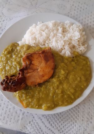 Una foto de Arvejita verde con pollo a la olla