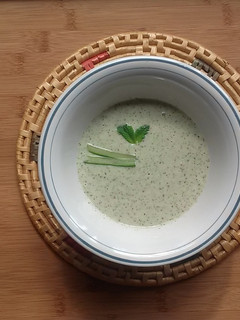 Una foto de Crema fría de pepino, menta y yogurt