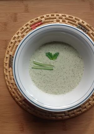 Una foto de Crema fría de pepino, menta y yogurt
