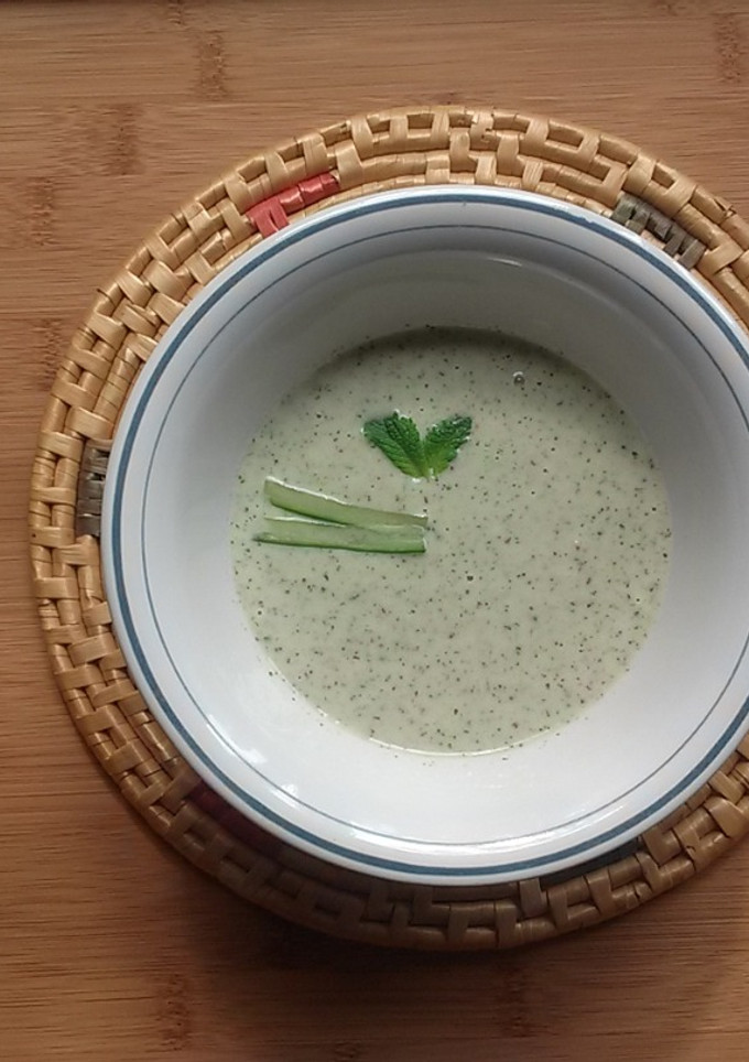Una foto de Crema fría de pepino, menta y yogurt