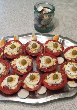 Una foto de Tomates rellenos de atún
