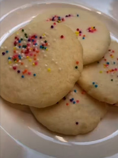 A picture of 3 ingredients cookies.