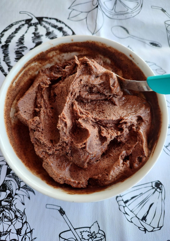 Una foto de Helado saludable de banana y chocolate 🍫