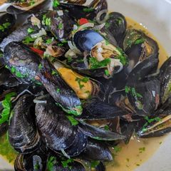 Mussels for quick lunch (w/ white wine, chilli + parsley) A picture of Mussels for quick lunch (w/ white wine, chilli + parsley).