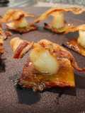 Piña caramelizada, ostión salteado y panceta crocante