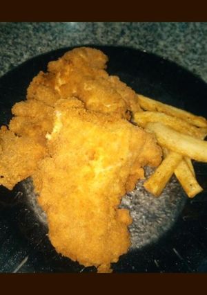 Una foto de Pechugas de Pollo Empanizadas con Papas Fritas. Day