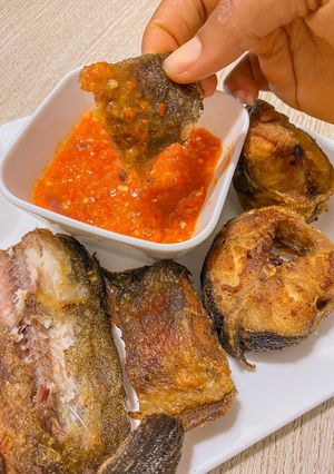 A picture of Fried catfish and pepper sauce.