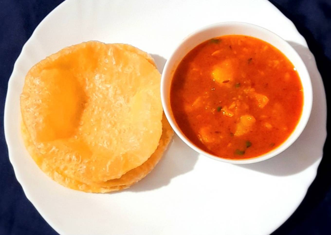 Poori With Aloo Tamatar Sabzi