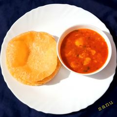 A picture of Poori With Aloo Tamatar Sabzi.