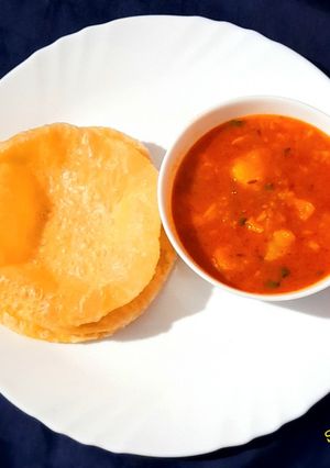 A picture of Poori With Aloo Tamatar Sabzi.