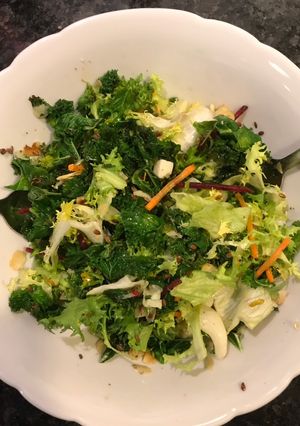 Une photo de Salade tiède de choux kale et fromage de chèvre