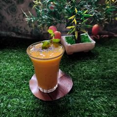 A picture of Mango & grapes yogurt smoothie.