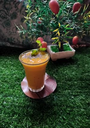 A picture of Mango & grapes yogurt smoothie.
