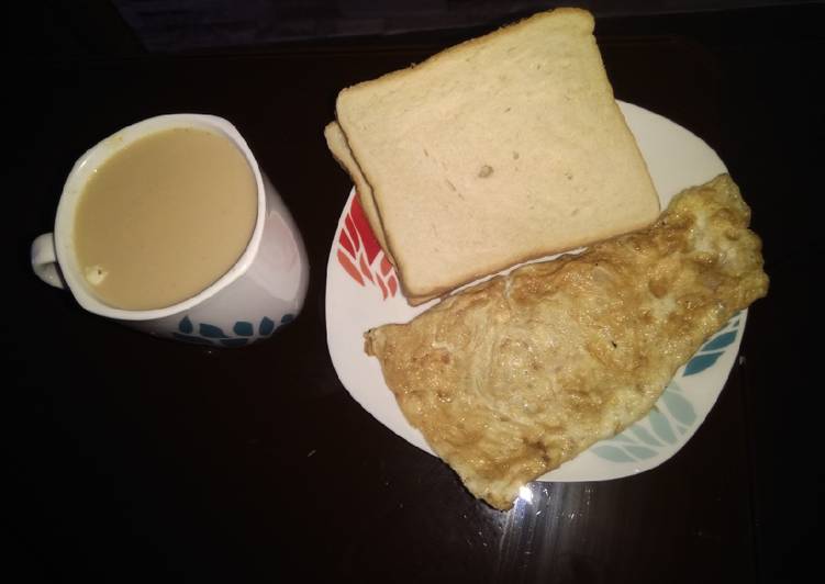 Ginger tea, omelette and bread