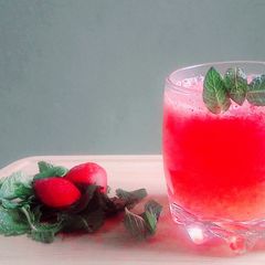 A picture of Strawberry ka khata metha juice.