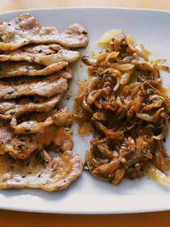 Una foto de Lomo adobado con cebolla caramelizada sin azúcar