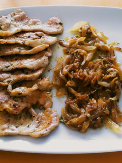 Una foto de Lomo adobado con cebolla caramelizada sin azúcar
