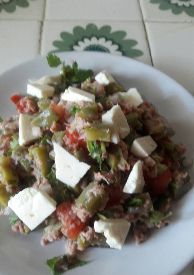 Una foto de Ensalada de atún con nopales