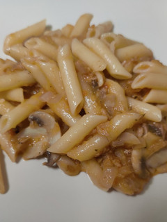 Una foto de Macarrones con atún, cebolla y champiñones