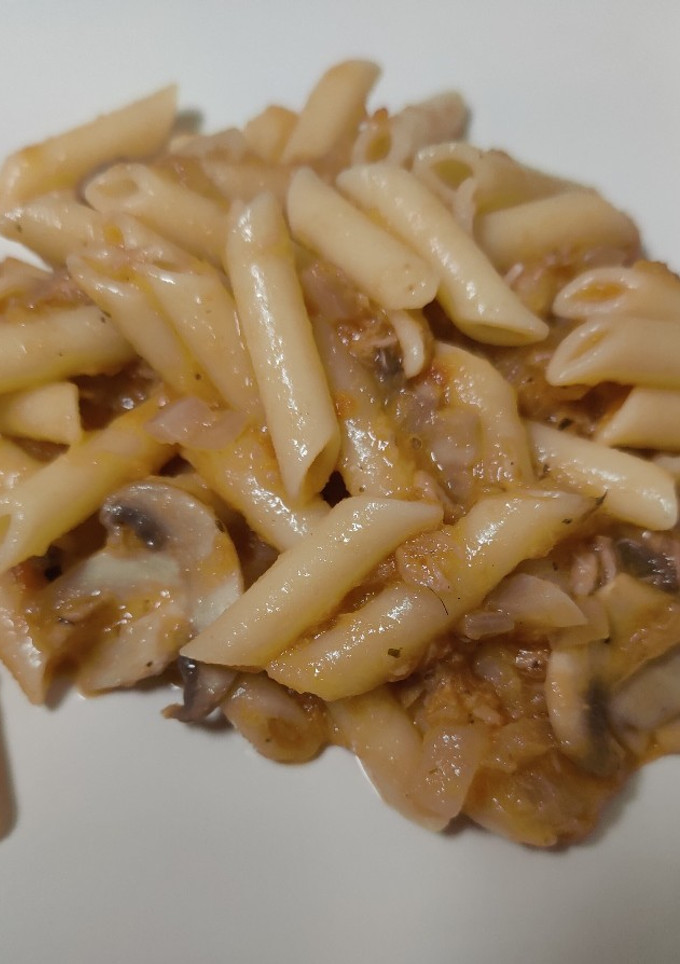 Una foto de Macarrones con atún, cebolla y champiñones