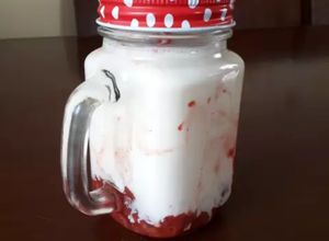 Una foto de Leche de fresa coreana aesthetic