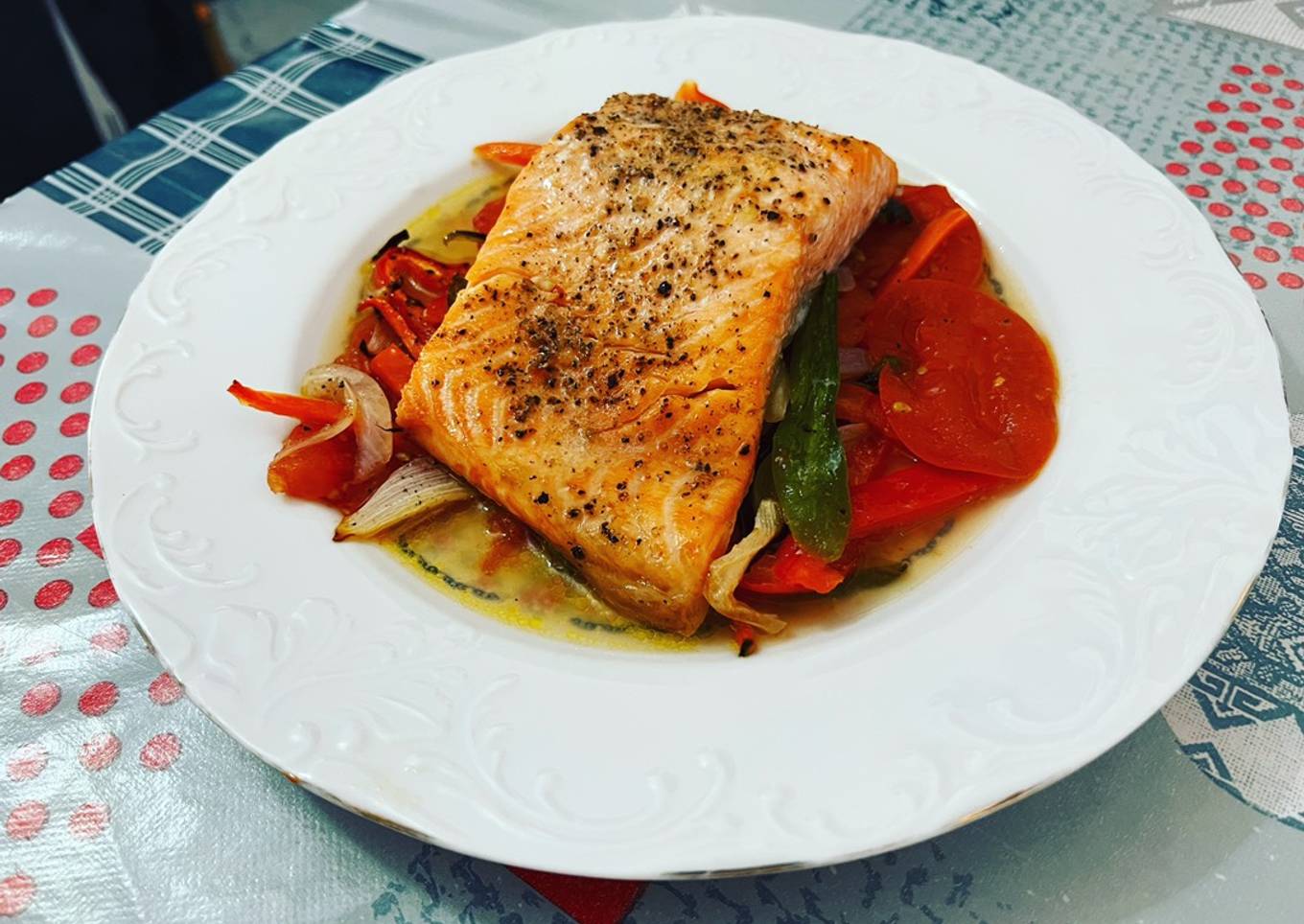 Salmón al horno con verduras