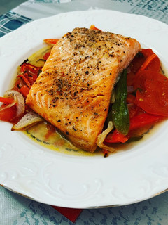 Una foto de Salmón al horno con verduras