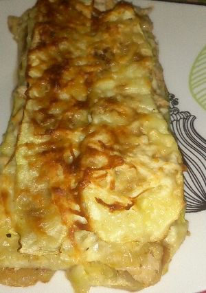 Una foto de Calabacín relleno de pollo y queso al grateen