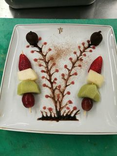 Una foto de Brocheta de chocolate y fruta con higos