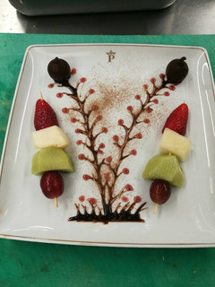 Una foto de Brocheta de chocolate y fruta con higos