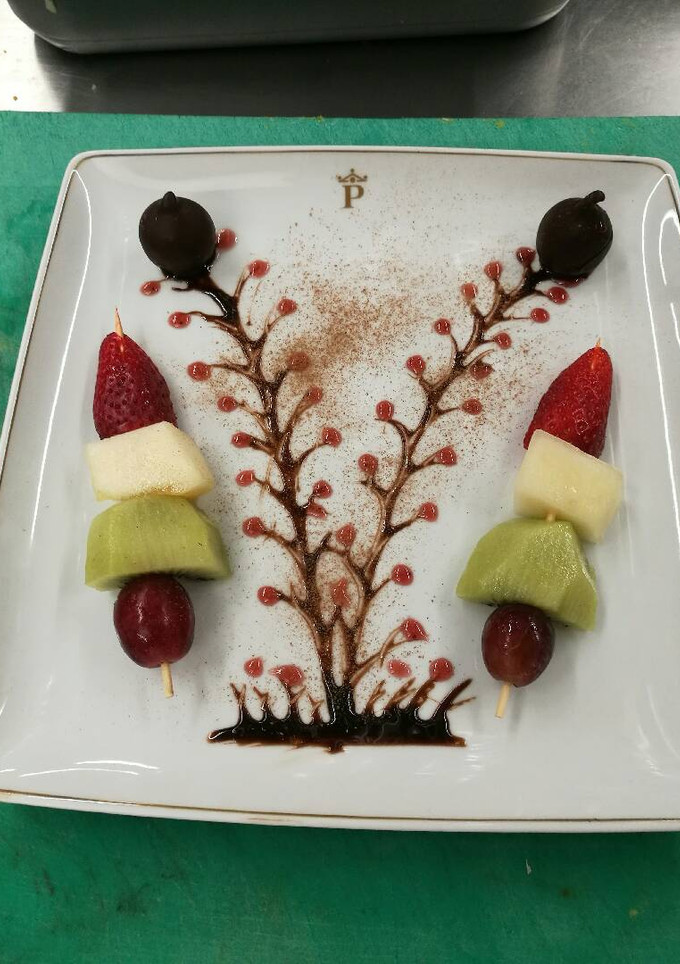 Una foto de Brocheta de chocolate y fruta con higos