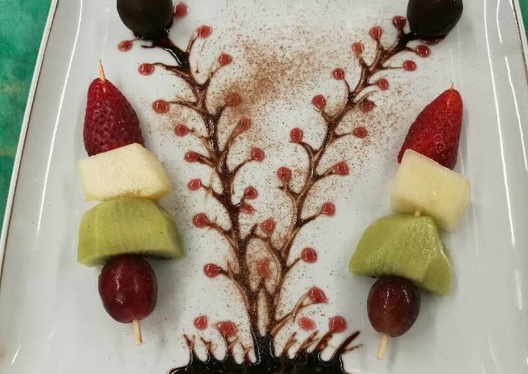 Brocheta de chocolate y fruta con higos