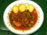 Una foto de salsa criolla con pescado