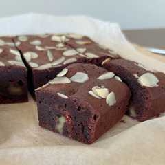 รูปของ Fudgy Rum Cranberry & Nut Brownies (Easy & Moist Recipe)