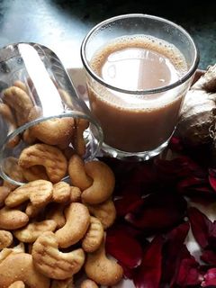 अदरक की चाय (इम्यूनिटी बूस्टर)(Ginger Tea Recipe In Hindi) रेसिपी मुख्य फोटो