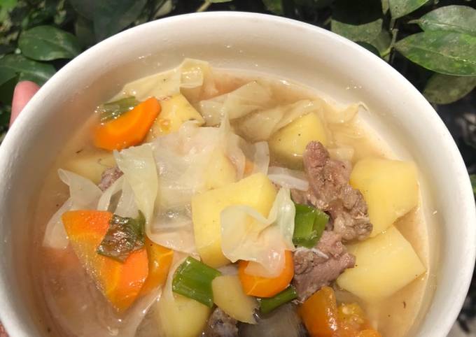 Cara Membuat Sup Daging Sapi Bening yang Bisa Manjain Lidah