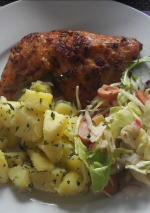Sült csirkecomb, petrezselymes krumplival, salátával 🍗 recept fotója