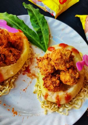 A picture of Maggi peanut cracker in potato boat.