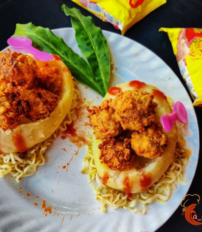 A picture of Maggi peanut cracker in potato boat.