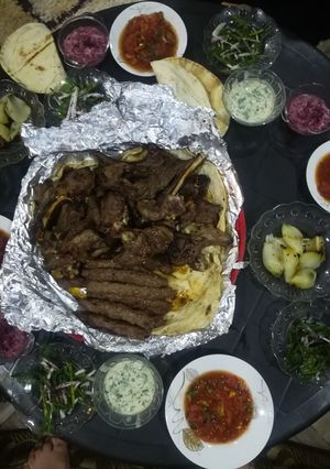 صورة لوصفة ريش خاروف وكباب على الفحم مع مقبلات 😋😋