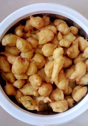 A picture of Aloo bonda.