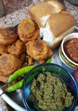 A picture of Mumbai Style Vada Pav.