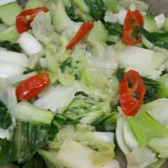 A picture of Cah sawi bakso.
