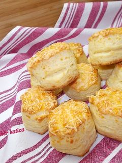 Sajtos - tejfölös álom puha pogácsa recept fotója