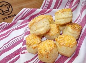 Sajtos - tejfölös álom puha pogácsa recept fotója