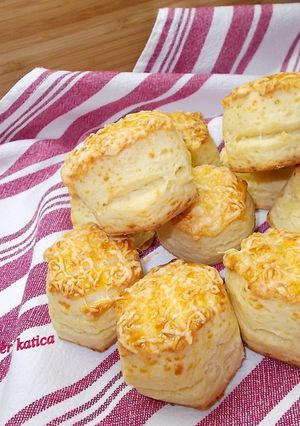 Sajtos - tejfölös álom puha pogácsa recept fotója