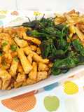 Raxo de pollo con patatas y pimientos de Padrón