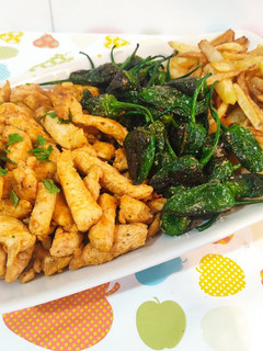 Una foto de Raxo de pollo con patatas y pimientos de Padrón