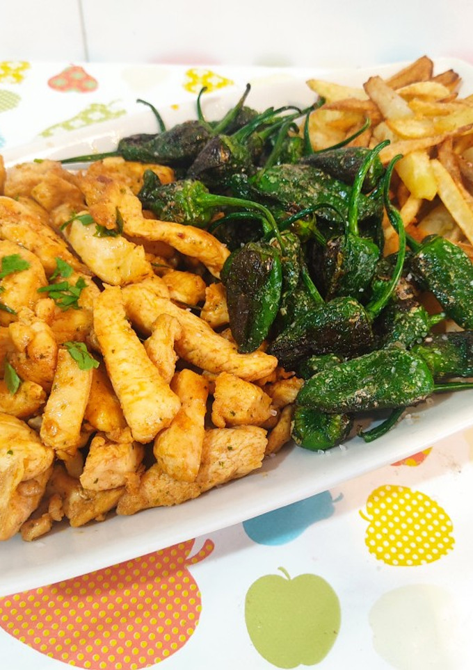 Una foto de Raxo de pollo con patatas y pimientos de Padrón