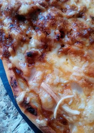 Una foto de Pizza bolognese y prosciutto